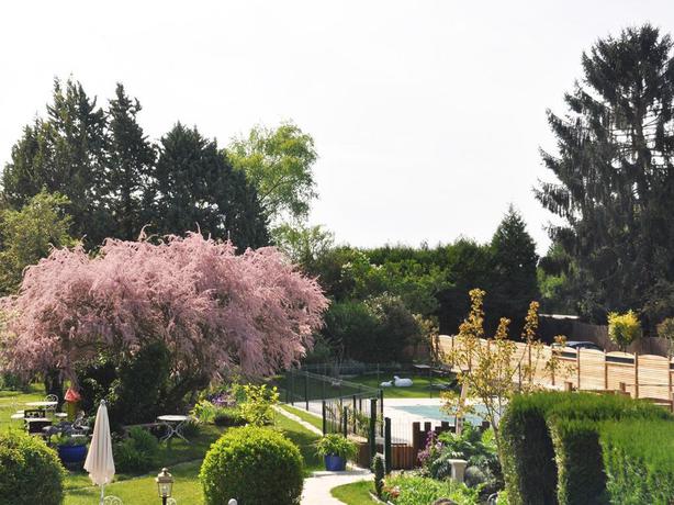 Imagen de los exteriores del Hotel Logis Auberge Du Centre. Foto 7