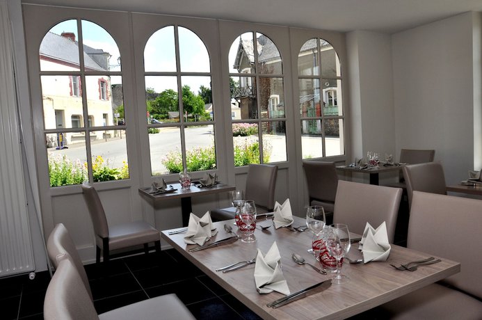 Imagen del bar/restaurante del Hotel Logis Beaus&eacute;jour, Sainte Suzanne. Foto 3