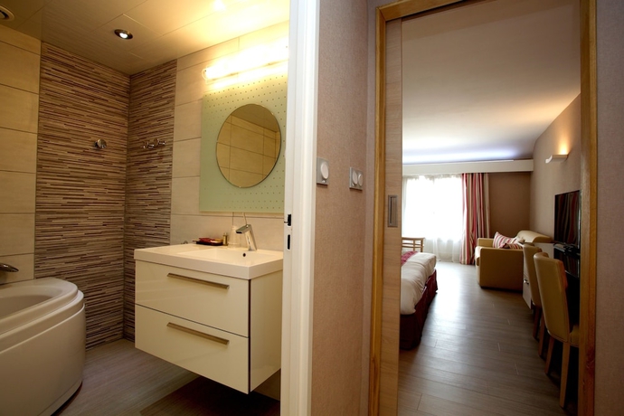 Imagen de la habitación del Hotel Logis Beau-site. Foto 3