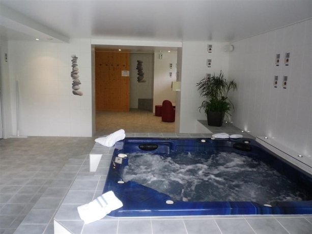 Imagen de la piscina del Hotel Logis Beausoleil. Foto 17