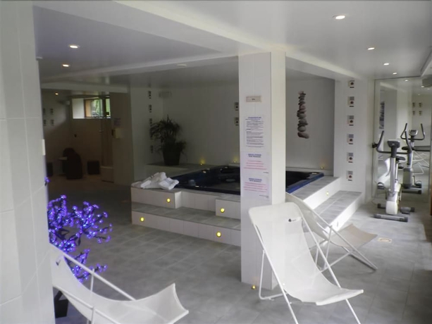 Imagen de la piscina del Hotel Logis Beausoleil. Foto 18