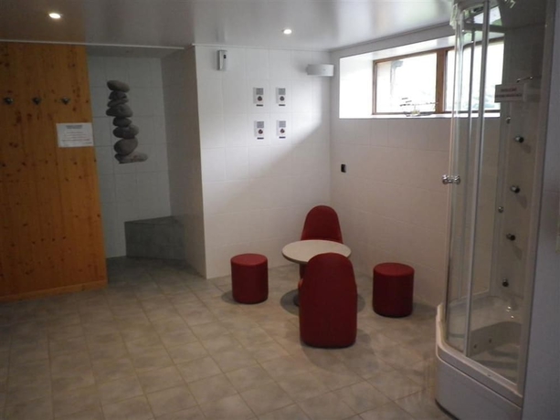 Imagen de la piscina del Hotel Logis Beausoleil. Foto 19