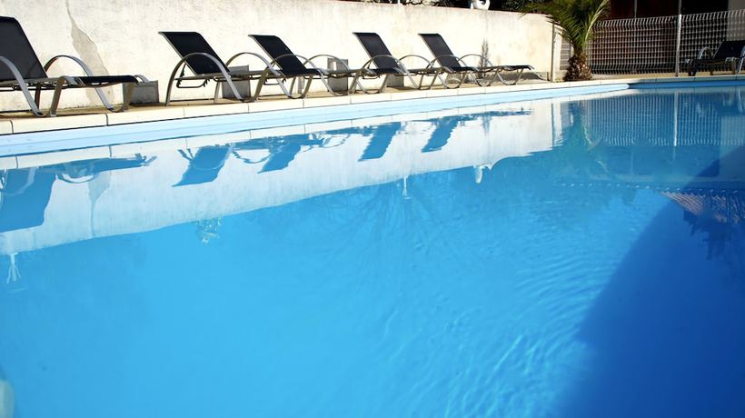 Imagen de la piscina del Hotel Logis Bellevue. Foto 12