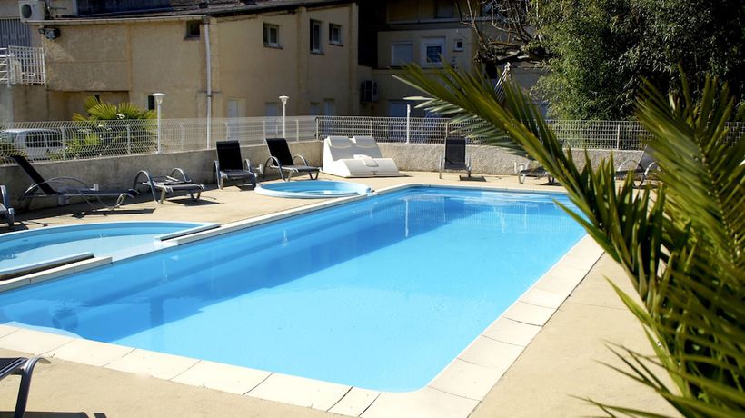 Imagen de la piscina del Hotel Logis Bellevue. Foto 13