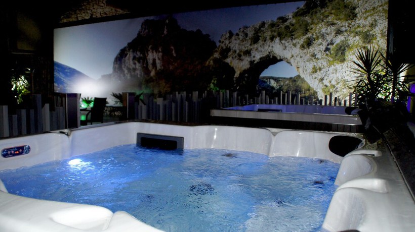 Imagen de la piscina del Hotel Logis Bellevue. Foto 14
