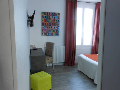 Imagen de la habitación del Hotel Logis Bellevue, ROSCOFF. Foto 7