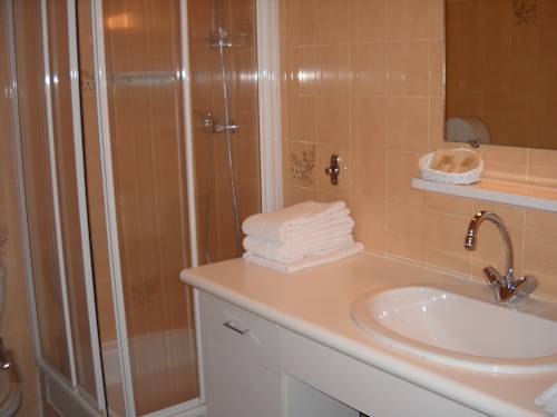 Imagen de la habitación del Hotel Logis Bellevue, ROSCOFF. Foto 8