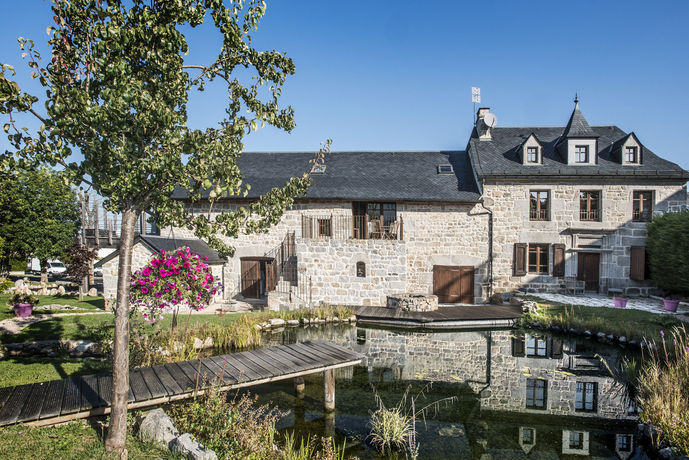 Imagen de los exteriores del Hotel Logis De France Le Rocher Blanc. Foto 14
