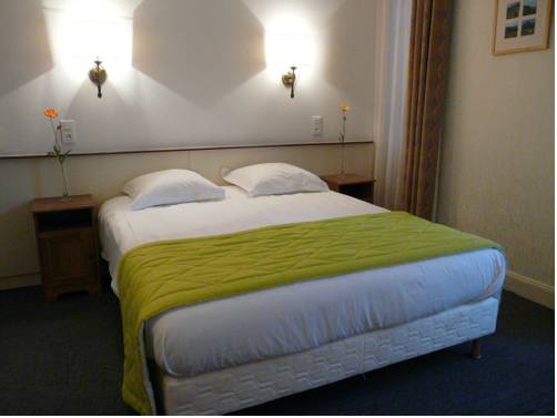 Imagen de la habitación del Hotel Logis De La Paix, Saint Nectaire. Foto 7
