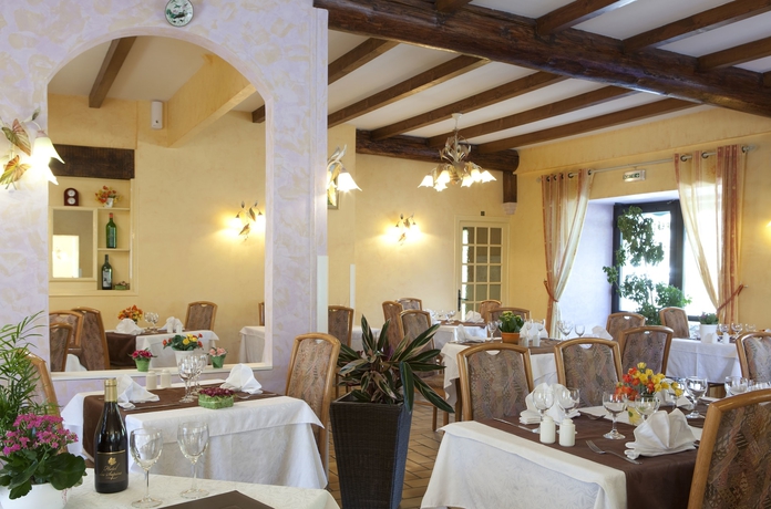 Imagen del bar/restaurante del Hotel Logis Des Sapins. Foto 6