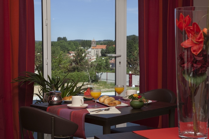 Imagen del bar/restaurante del Hotel Logis Des Sapins. Foto 9