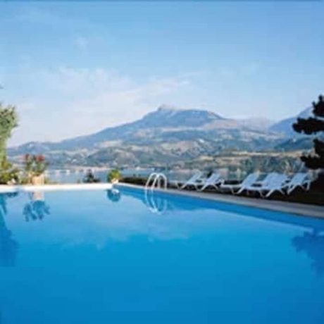 Imagen de la piscina del Hotel Logis Eden Lac. Foto 19