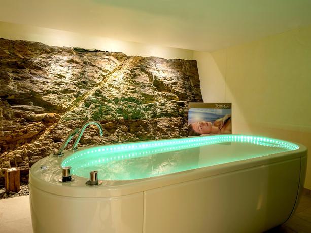 Imagen de los interiores del Hotel Logis Gourmet & Relax Wellness Hotel De La Sure. Foto 10