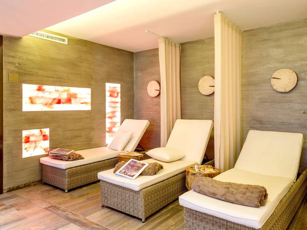 Imagen de los interiores del Hotel Logis Gourmet & Relax Wellness Hotel De La Sure. Foto 11