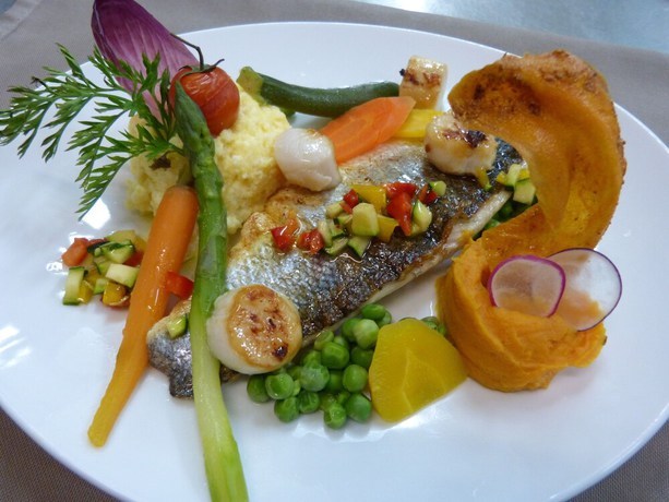 Imagen del bar/restaurante del Hotel Logis H&ocirc;tel La Cl&eacute; Des Champs. Foto 3