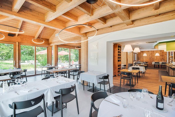 Imagen del bar/restaurante del Hotel Logis H&ocirc;tel La Cl&eacute; Des Champs. Foto 4