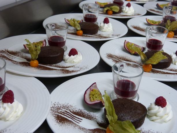 Imagen del bar/restaurante del Hotel Logis H&ocirc;tel La Cl&eacute; Des Champs. Foto 6