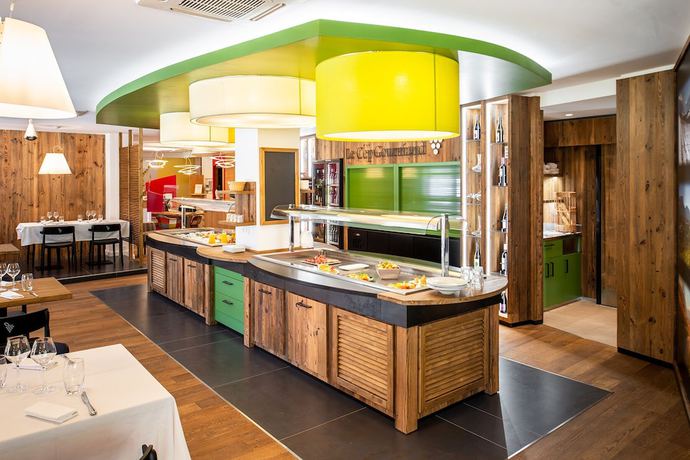 Imagen del bar/restaurante del Hotel Logis H&ocirc;tel La Cl&eacute; Des Champs. Foto 7