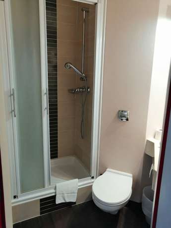 Imagen de la habitación del Hotel Logis H&ocirc;tel La Cl&eacute; Des Champs. Foto 17