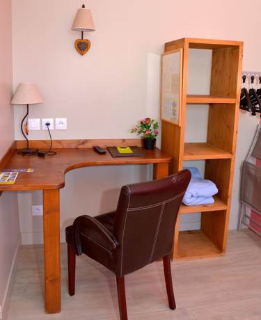 Imagen de la habitación del Hotel Logis H&ocirc;tel La Corne d\'Abondance. Foto 19