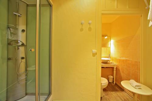 Imagen de la habitación del Hotel Logis H&ocirc;tel Lafayette Rochefort France. Foto 6