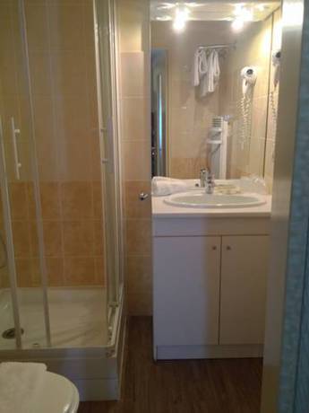 Imagen de la habitación del Hotel Logis H&ocirc;tel Lafayette Rochefort France. Foto 7