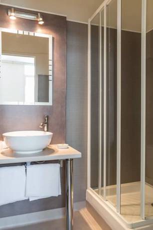 Imagen de la habitación del Hotel Logis H&ocirc;tel Lafayette Rochefort France. Foto 9