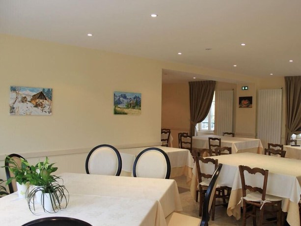 Imagen del bar/restaurante del Hotel Logis H&ocirc;tel Le Clos du Vigneron. Foto 2