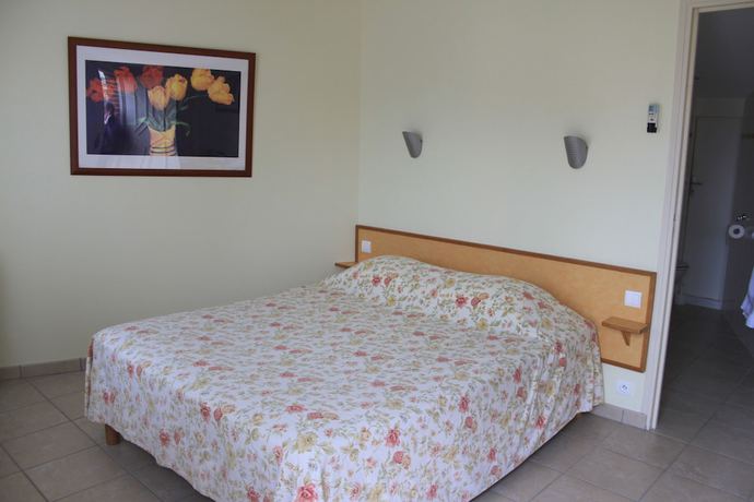 Imagen de la habitación del Hotel Logis H&ocirc;tel Le Clos du Vigneron. Foto 9