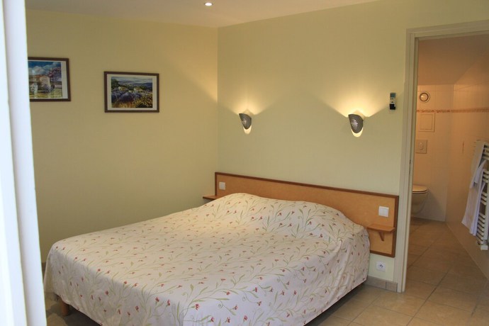 Imagen de la habitación del Hotel Logis H&ocirc;tel Le Clos du Vigneron. Foto 10
