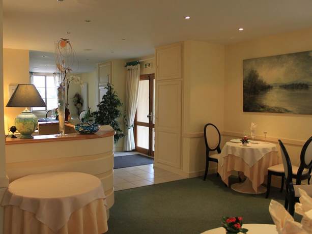 Imagen del bar/restaurante del Hotel Logis H&ocirc;tel Le Clos du Vigneron. Foto 4