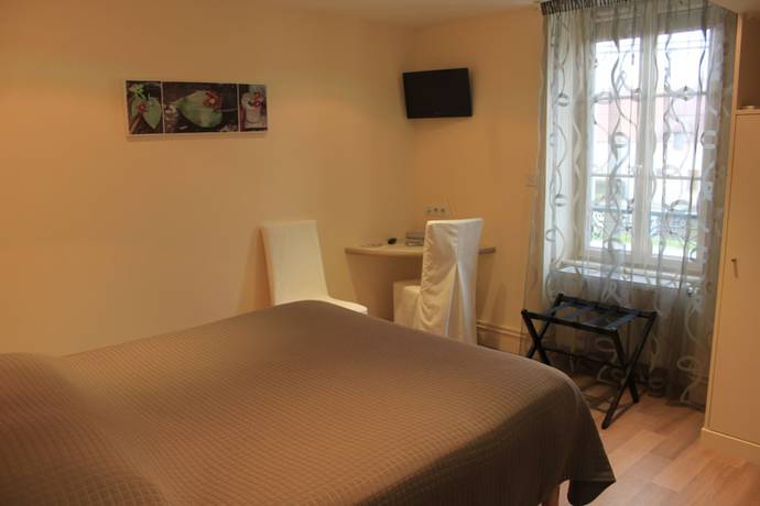 Imagen de la habitación del Hotel Logis H&ocirc;tel Le Clos du Vigneron. Foto 12