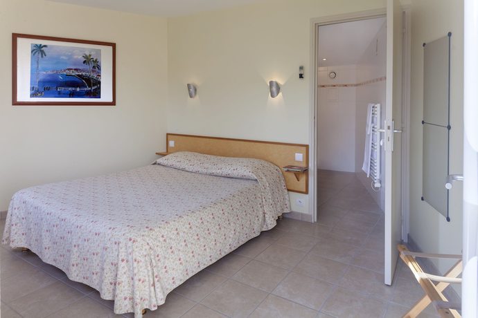 Imagen de la habitación del Hotel Logis H&ocirc;tel Le Clos du Vigneron. Foto 13