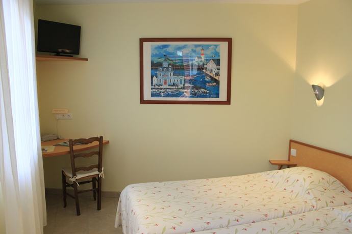 Imagen de la habitación del Hotel Logis H&ocirc;tel Le Clos du Vigneron. Foto 14