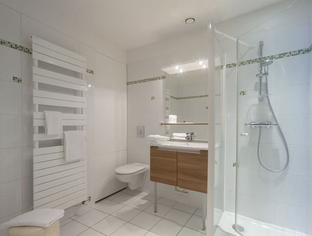Imagen de la habitación del Hotel Logis H&ocirc;tel Le Clos du Vigneron. Foto 17