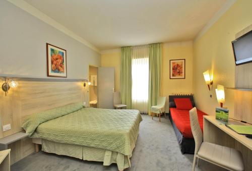 Imagen de la habitación del Hotel Logis H&ocirc;tel Le Lion d\'Or. Foto 6