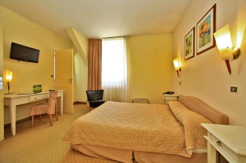Imagen de la habitación del Hotel Logis H&ocirc;tel Le Lion d\'Or. Foto 8