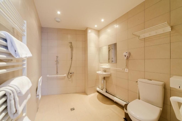 Imagen de la habitación del Hotel Logis H&ocirc;tel - Le Petit Bellon. Foto 12