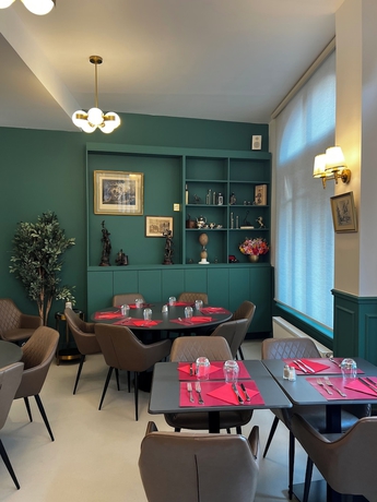 Imagen del bar/restaurante del Hotel Logis H&ocirc;tel - Le Petit Bellon. Foto 3