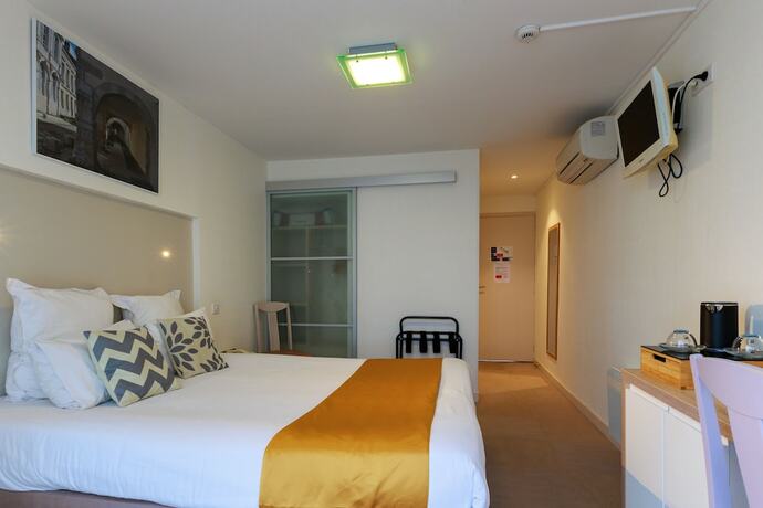 Imagen de la habitación del Hotel Logis Hôtel Le Rochelois. Foto 11