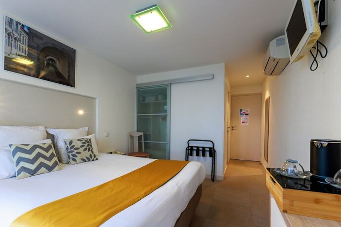 Imagen de la habitación del Hotel Logis Hôtel Le Rochelois. Foto 17