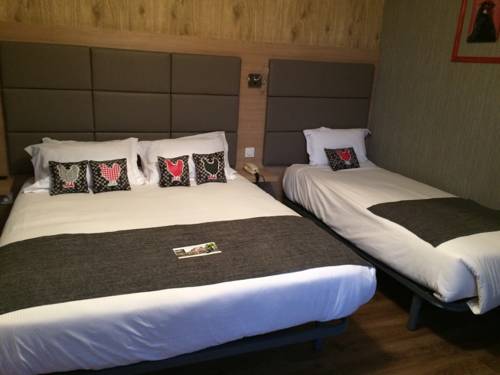 Imagen de la habitación del Hotel Logis H&ocirc;tel Les Coudercous. Foto 3