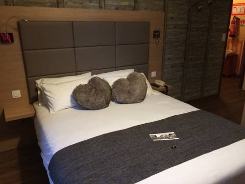 Imagen de la habitación del Hotel Logis H&ocirc;tel Les Coudercous. Foto 5