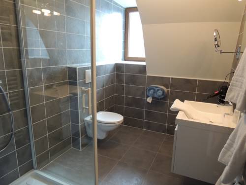 Imagen de la habitación del Hotel Logis H&ocirc;tel Les Coudercous. Foto 15