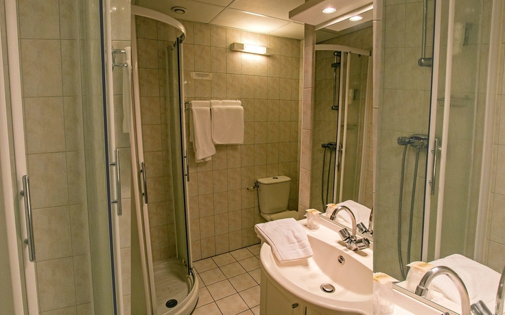 Imagen de la habitación del Hotel Logis H&ocirc;tel Les Platanes. Foto 7