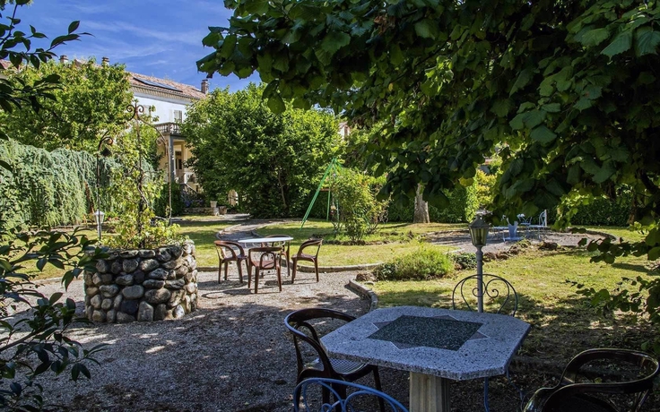 Imagen de los exteriores del Hotel Logis H&ocirc;tel Les Platanes. Foto 13