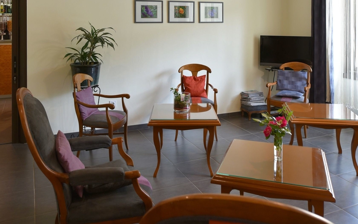 Imagen de los interiores del Hotel Logis H&ocirc;tel Les Platanes. Foto 15