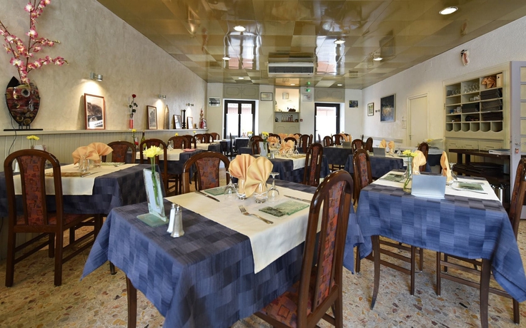 Imagen del bar/restaurante del Hotel Logis H&ocirc;tel Les Platanes. Foto 3