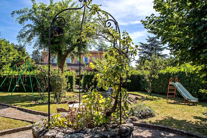 Imagen de los exteriores del Hotel Logis H&ocirc;tel Les Platanes. Foto 14