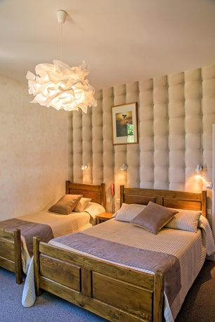 Imagen de la habitación del Hotel Logis H&ocirc;tel Les Platanes. Foto 12